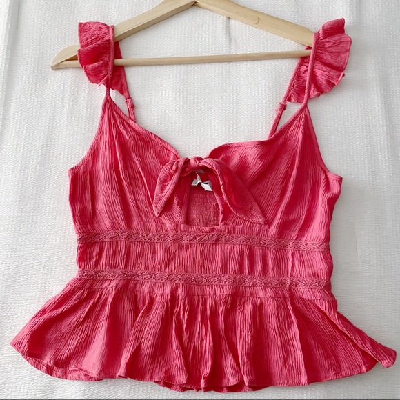 Crinkled Keyhole Cut Out Semi Cropped Tank Top - Picture 3 of 10